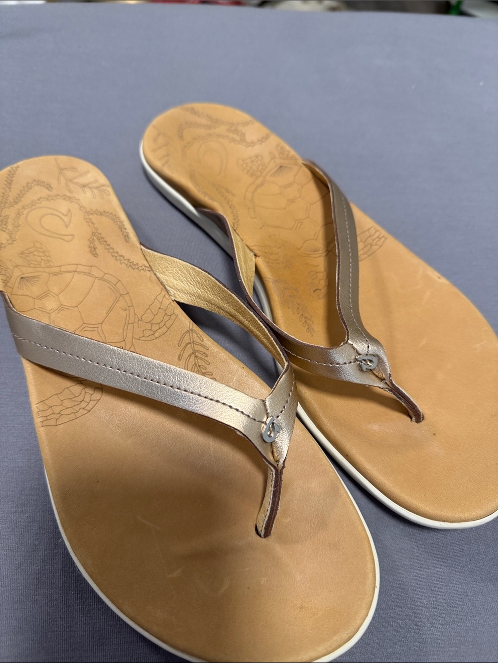 Olukai Honu Gold Metallic Leather Flip Flop Sandals Size 10